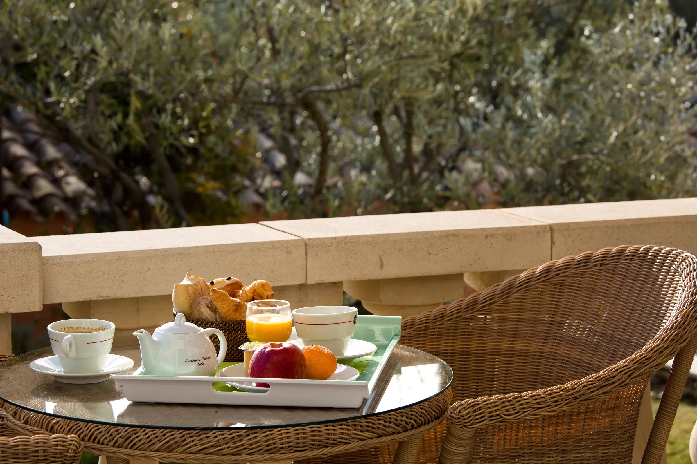 Petit déjeuner sur terrasse ensoleillée, Le Pré Saint Michel, Haute Provence, 3 Étoiles