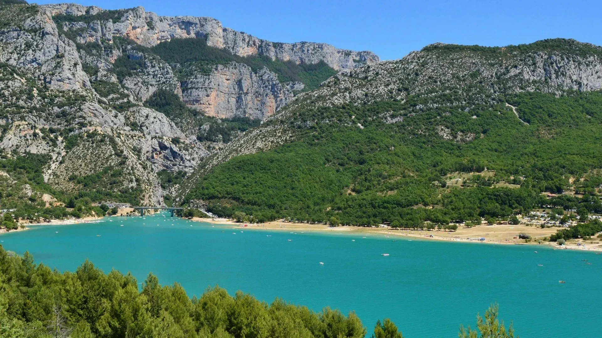Lac turquoise entouré de montagnes verdoyantes, Hôtel 3 Étoiles Manosque - Le Pré Saint-Michel